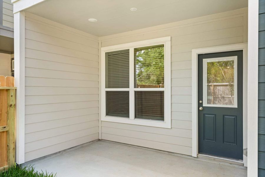 Exterior details and patio area of a home in Sienna, Missouri City (Image 14).