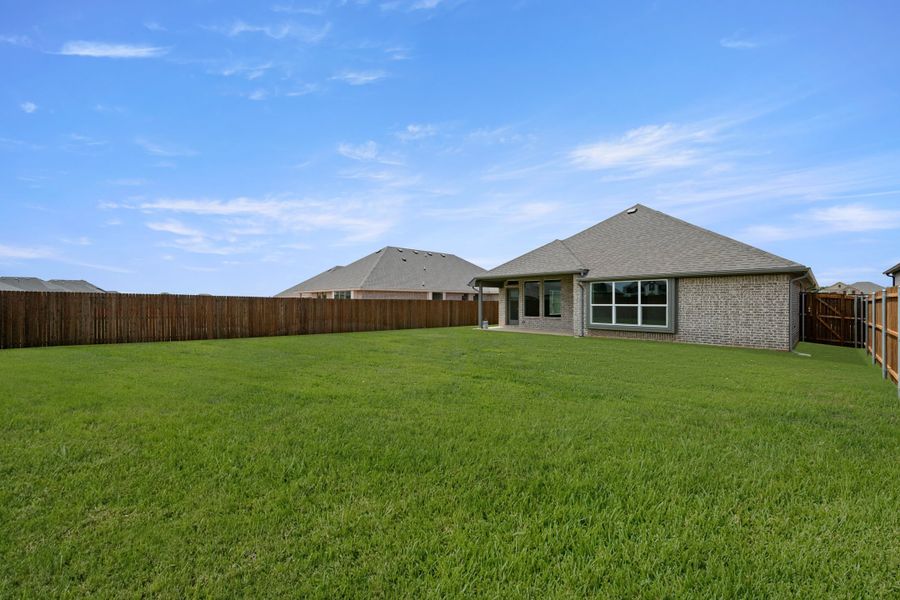 Exterior details and patio area of a home in El Dorado, Granbury (Image 18).