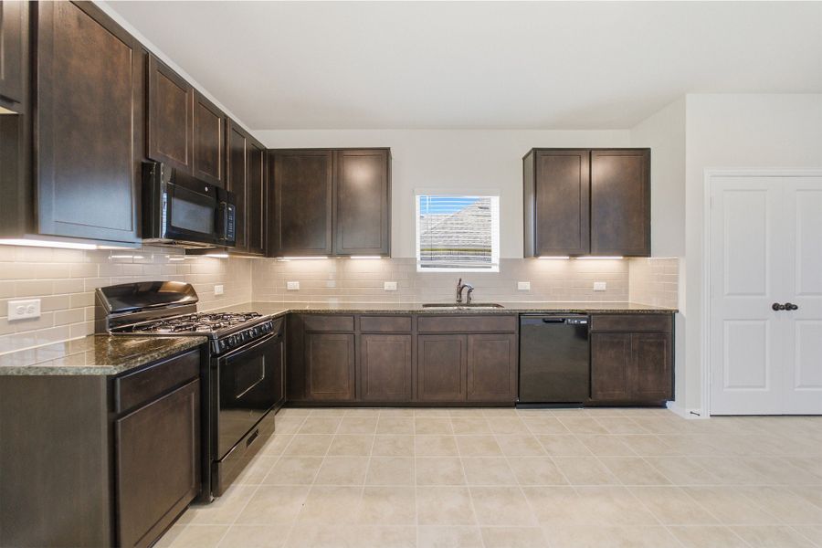 Furnished interior view inside a new home in Saddlebrook Estates, Waxahachie (Image 13).