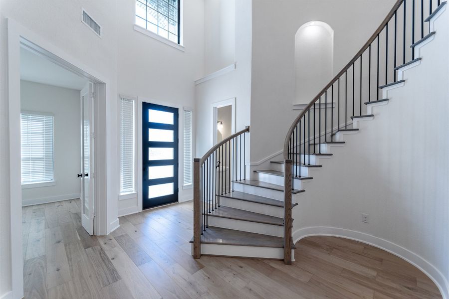 Spacious, unfurnished interior of a new home in Sonoma Verde, Rockwall (Image 23).