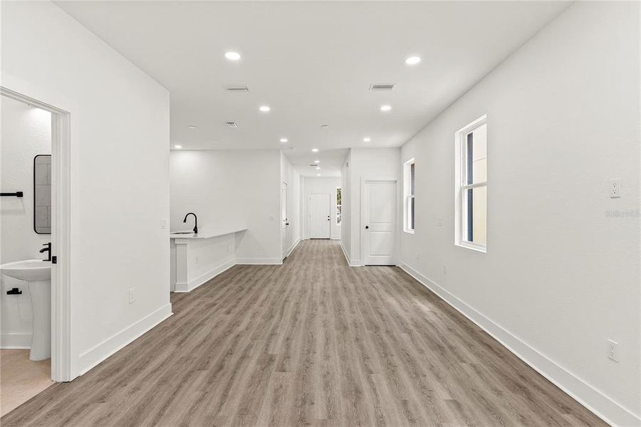Spacious, unfurnished interior of a new home in , Tampa (Image 16).