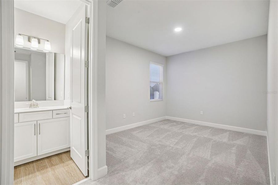 Spacious, unfurnished interior of a new home in Hawk's Overlook, Oviedo (Image 32).