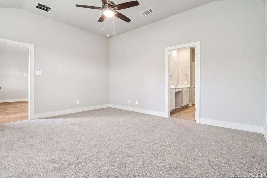 Spacious, unfurnished interior of a new home in Thomas Pond, San Antonio (Image 42). Spacious, unfurnished interior of a new home in Thomas Pond, San Antonio (Image 42).