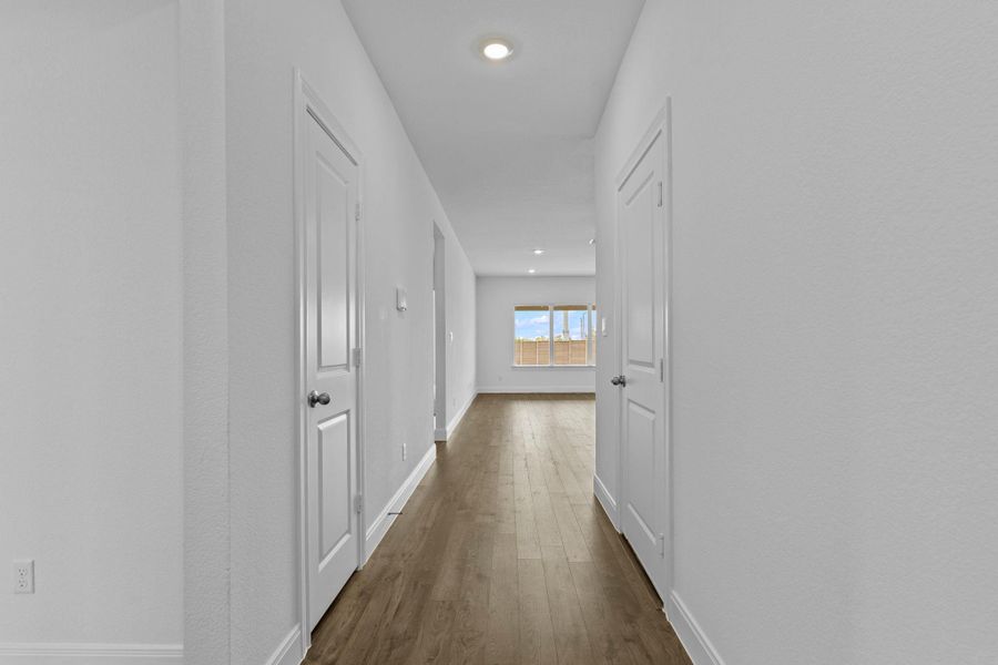 Spacious, unfurnished interior of a new home in Railhead, Cedar Creek (Image 31).