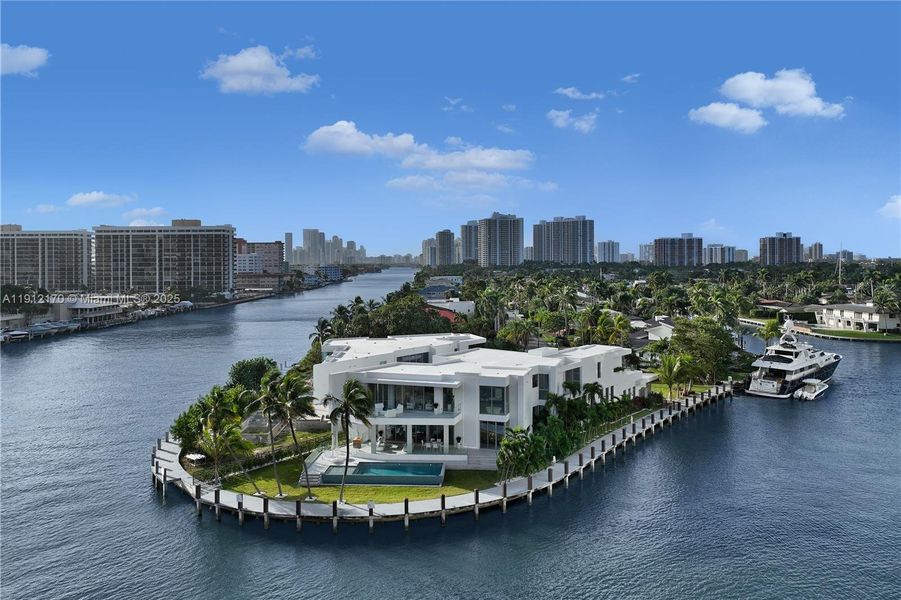 Condo located in Hallandale Beach, FL showcasing its design and architecture (Image 30).