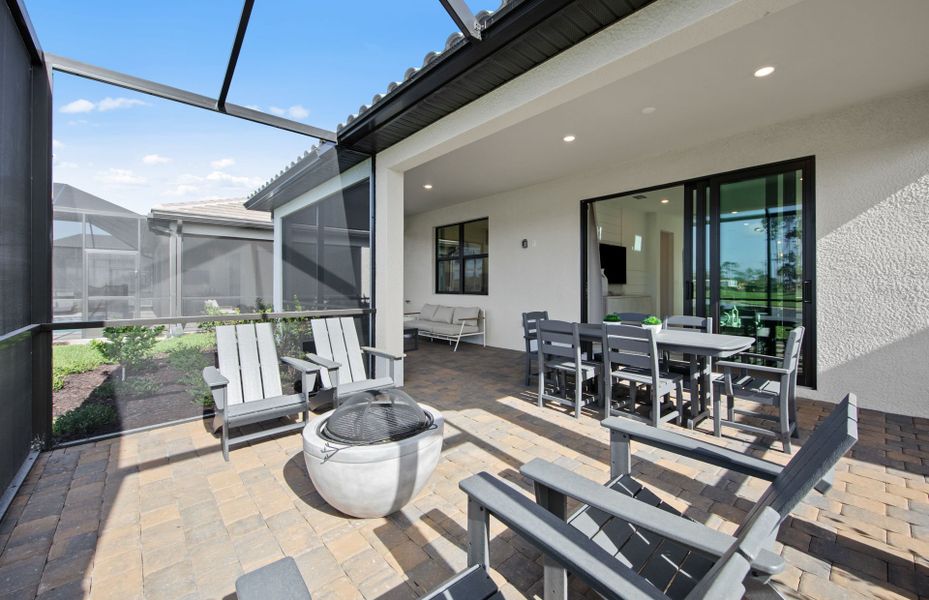 Spacious lanai perfect for entertaining guests