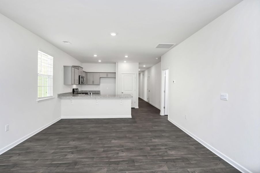 Spacious, unfurnished interior of a new home in Mulberry Landing, Orangeburg (Image 15).