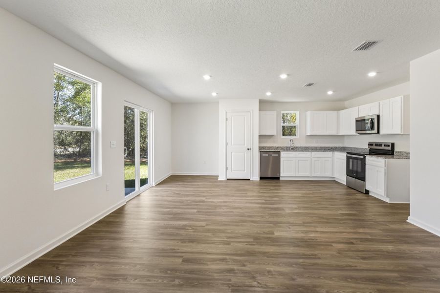 Spacious, unfurnished interior of a new home in , Palatka (Image 10).
