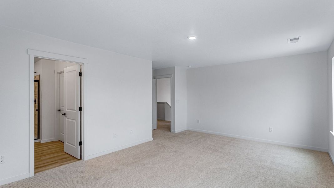 Spacious, unfurnished interior of a new home in Vista Meadows, Fort Lupton (Image 20).