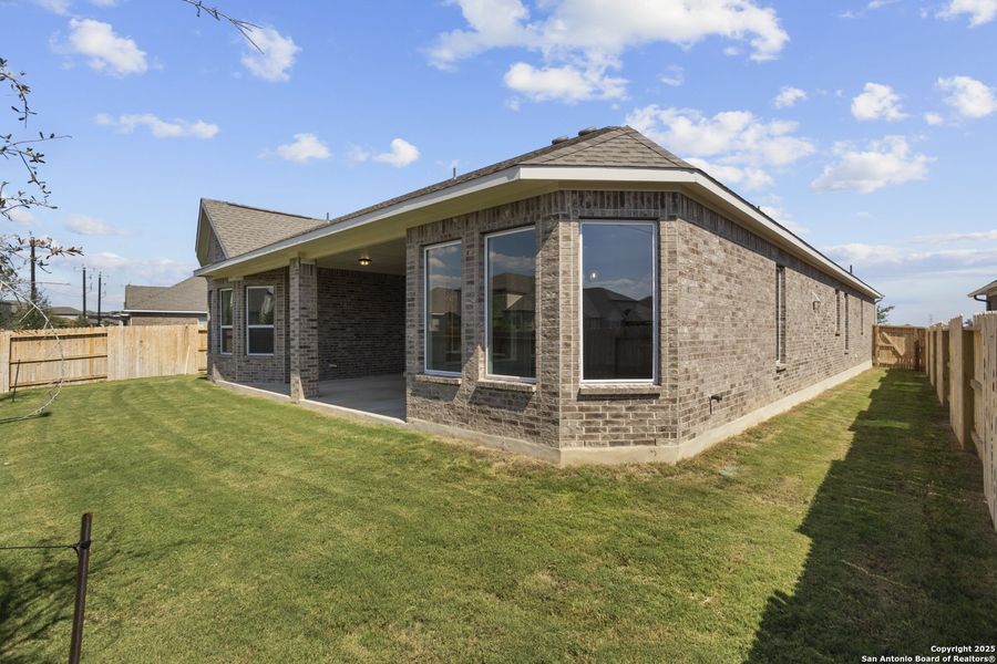 Exterior details and patio area of a home in Stillwater Ranch, San Antonio (Image 4).
