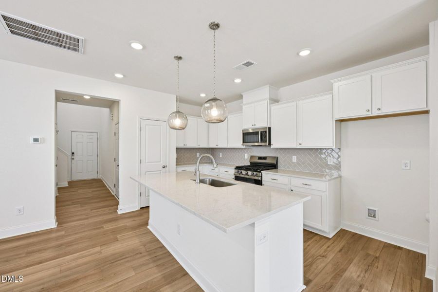 16-web-or-mls-Favored Ave-S2002-016 16-web-or-mls-Favored Ave-S2002-016