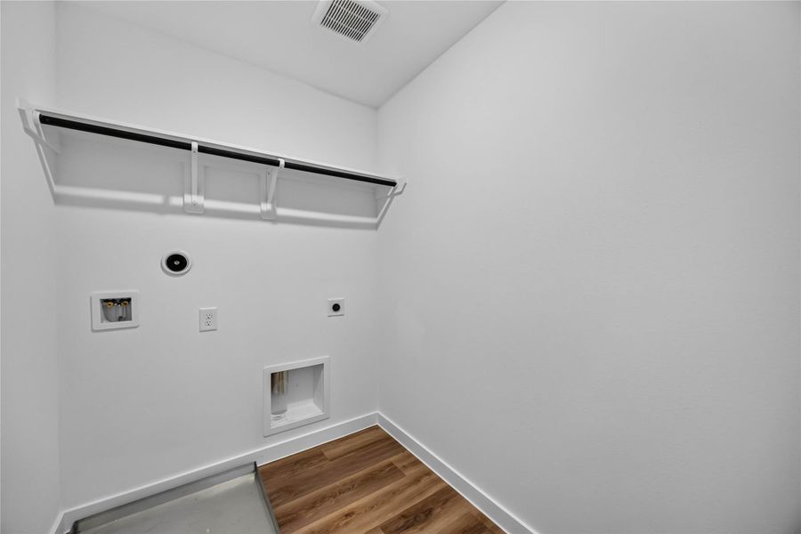Spacious, unfurnished interior of a new home in Mansfield Park, Houston (Image 17).