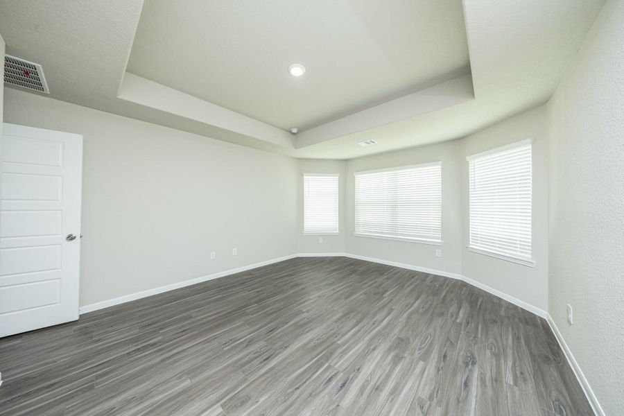 Spacious, unfurnished interior of a new home in Mackenzie Creek, Conroe (Image 12).