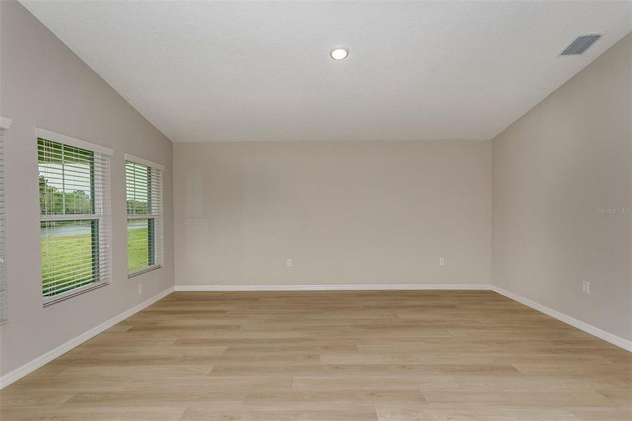 Spacious, unfurnished interior of a new home in Pasadena Ridge, Zephyrhills (Image 20).