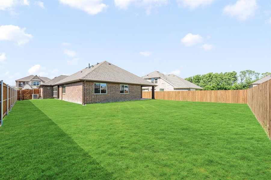 Exterior details and patio area of a home in Maplewood, Glenn Heights (Image 21).