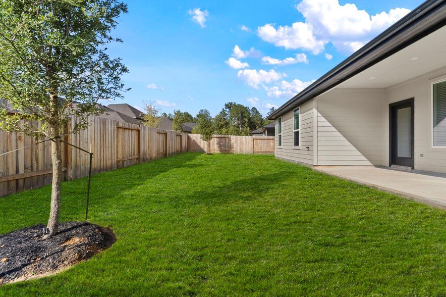 Exterior details and patio area of a home in Silverthorne, Conroe (Image 3). Exterior details and patio area of a home in Silverthorne, Conroe (Image 3).
