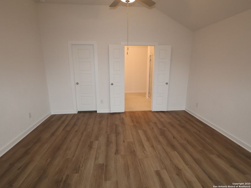 Spacious, unfurnished interior of a new home in Winding Brook, San Antonio (Image 16).
