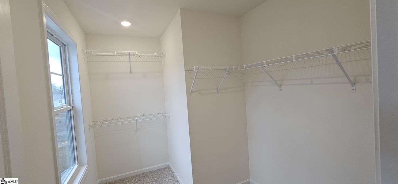 Spacious, unfurnished interior of a new home in Sedona, Greenville (Image 18).