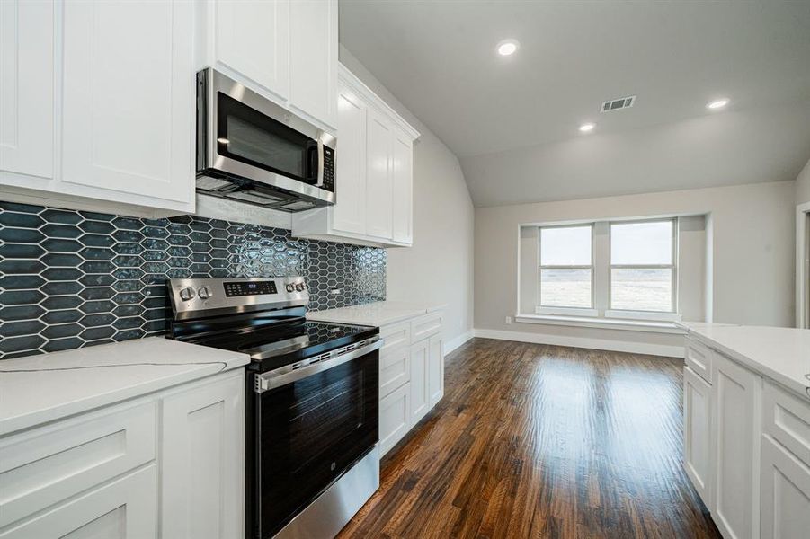 Furnished interior view inside a new home in , Celeste (Image 11).