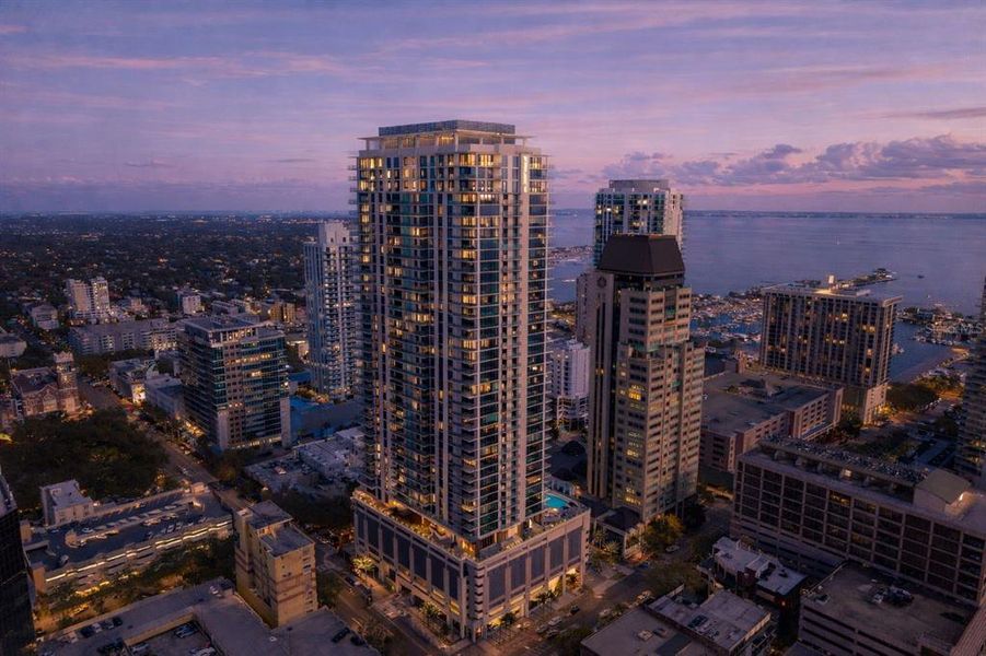 Condo located in St. Petersburg, FL showcasing its design and architecture (Image 30).