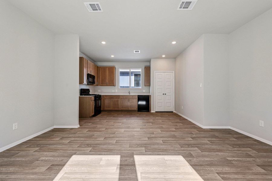 Spacious, unfurnished interior of a new home in Harvest Ridge, Elgin (Image 25).
