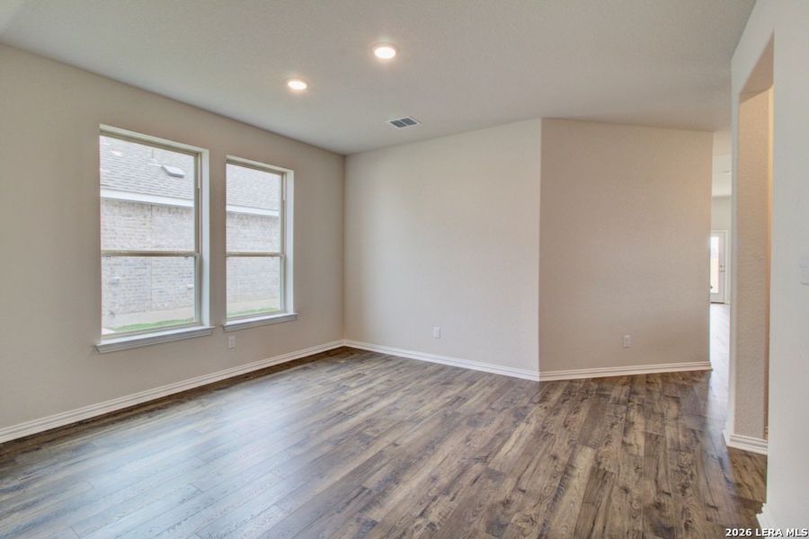 Spacious, unfurnished interior of a new home in Stream Waters, Seguin (Image 24).