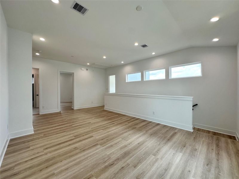 Spacious, unfurnished interior of a new home in , Missouri City (Image 20).