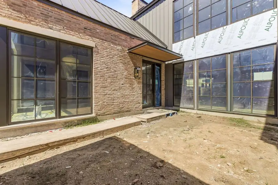 Exterior details and patio area of a home in , Dallas (Image 4).