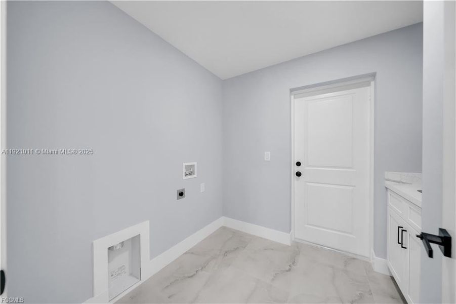 Spacious, unfurnished interior of a new home in , Lehigh Acres (Image 30).