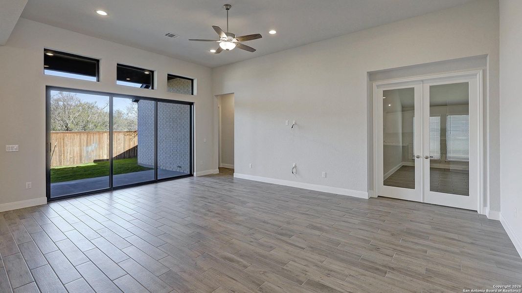 Spacious, unfurnished interior of a new home in Vida 50', San Antonio (Image 21).
