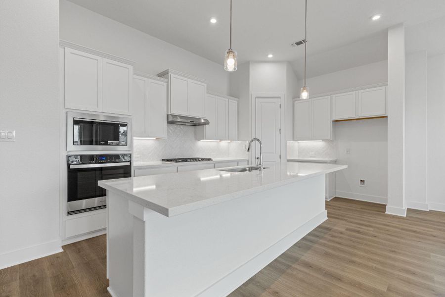 Large Center Island in Kitchen