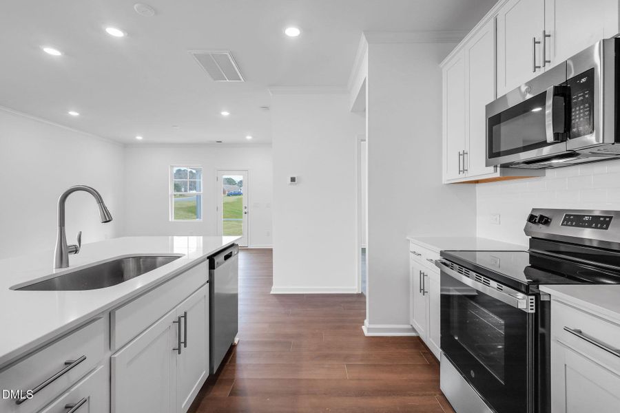 SUN_CaitlinCrossing_Pic_Davidson-25