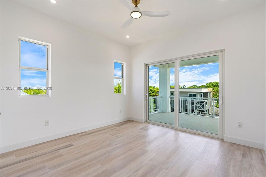 Spacious, unfurnished interior of a new home in , Tavernier (Image 75).