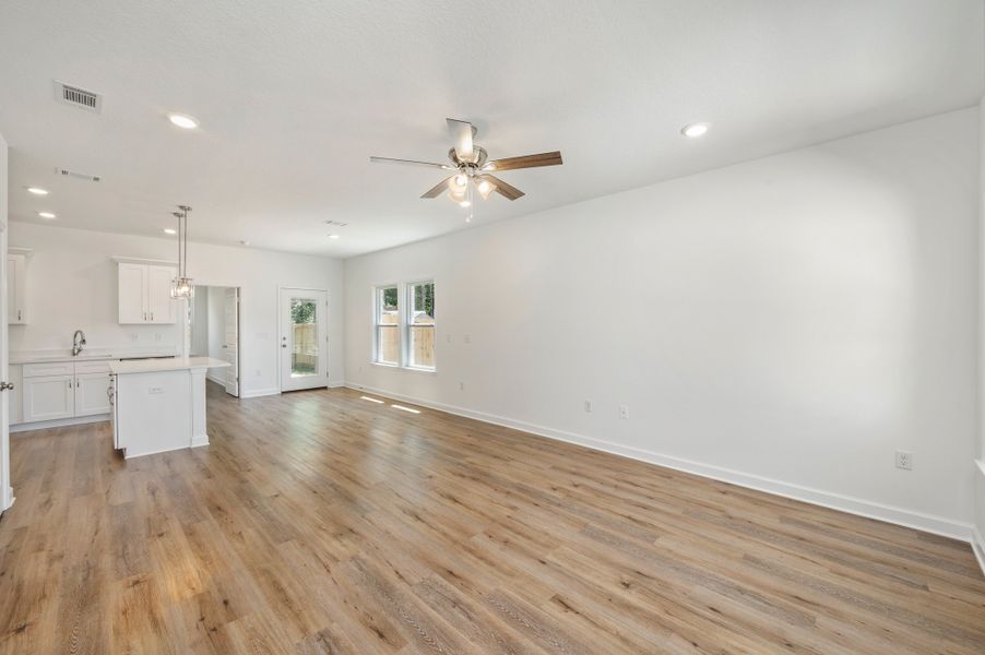 Representative unfurnished interior of a home built from the Franklin by CJL Homes in McCarthy Estates, Defuniak Springs (Image 18).