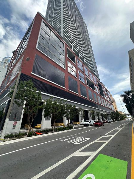 Condo located in Miami, FL showcasing its design and architecture (Image 20).