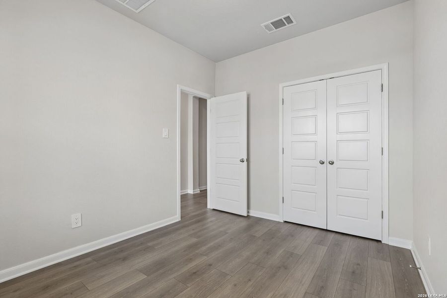 Spacious, unfurnished interior of a new home in Thomas Pond, San Antonio (Image 32).