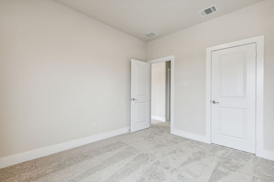 Spacious, unfurnished interior of a new home in Dove Hollow, Waxahachie (Image 27).