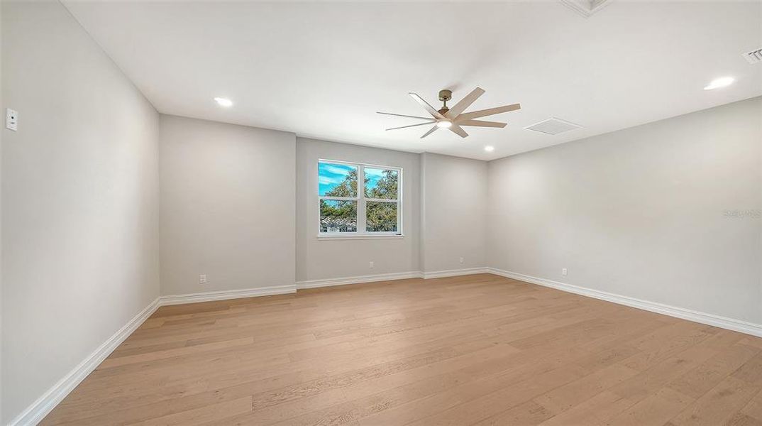 Spacious, unfurnished interior of a new home in , Sarasota (Image 23).