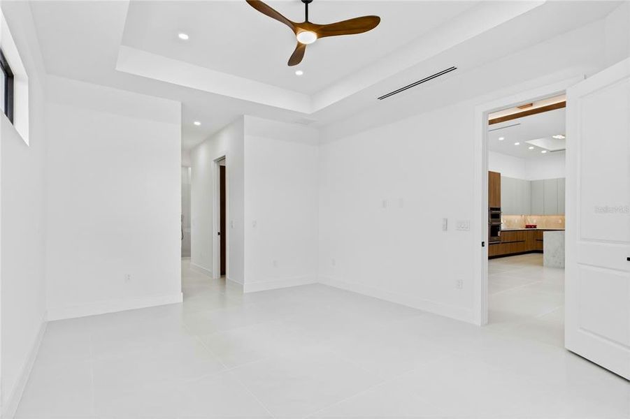 Spacious, unfurnished interior of a new home in , Cape Coral (Image 20).