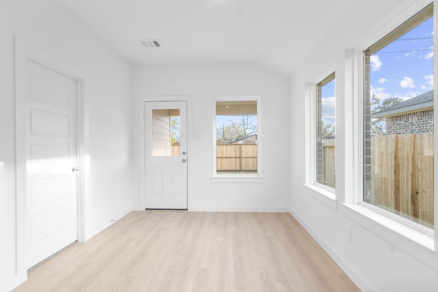 Spacious, unfurnished interior of a new home in Riverwood Ranch, Angleton (Image 14).