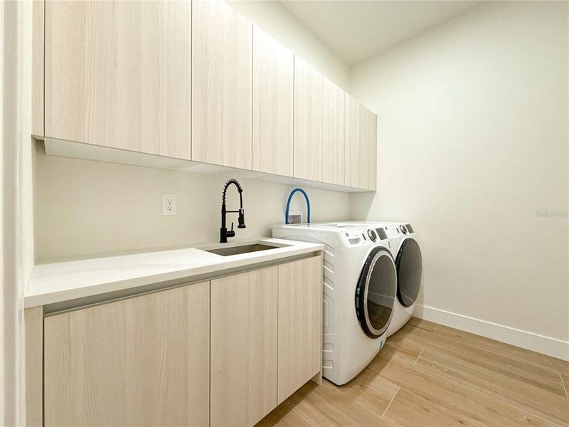 Furnished interior view inside a new home in , Dunnellon (Image 10).