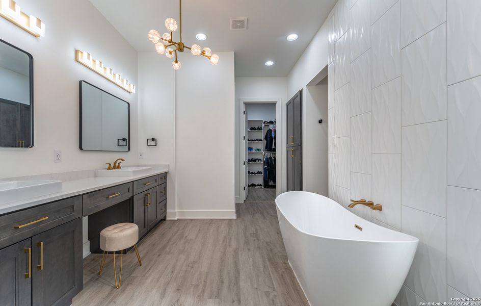 Furnished interior view inside a new home in , La Vernia (Image 15). Furnished interior view inside a new home in , La Vernia (Image 15).