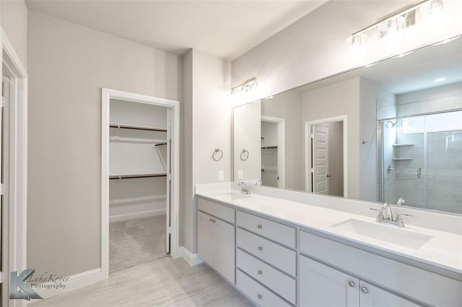 Furnished interior view inside a new home in , Abilene (Image 9).