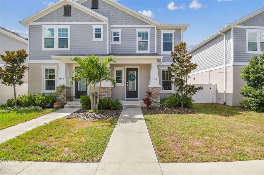 Exterior details and patio area of a home in , Tampa (Image 1).
