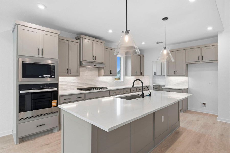 Large Center Island in Kitchen