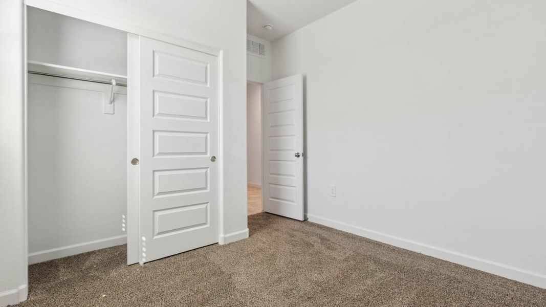 Spacious, unfurnished interior of a new home in Sorrento, Maricopa (Image 24).