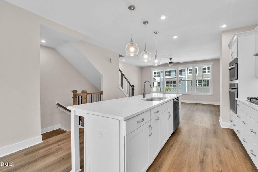 Gourmet Kitchen & Host-Ready Island