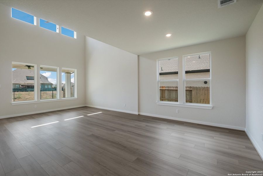 Spacious, unfurnished interior of a new home in Foxbrook, Cibolo (Image 15).