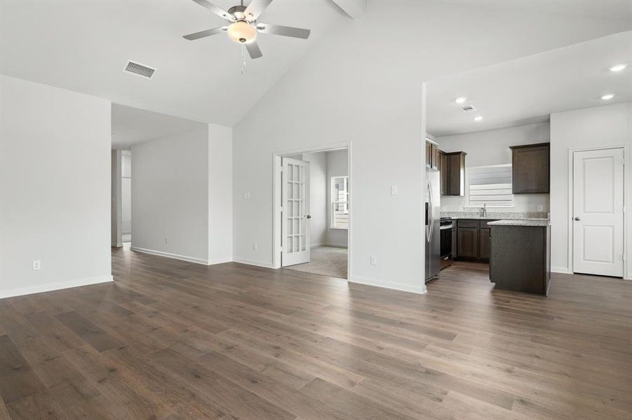 Spacious, unfurnished interior of a new home in Logan Square, Fort Worth (Image 4).