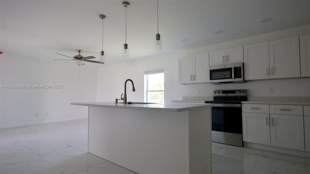 Spacious, unfurnished interior of a new home in , Fort Myers (Image 35).